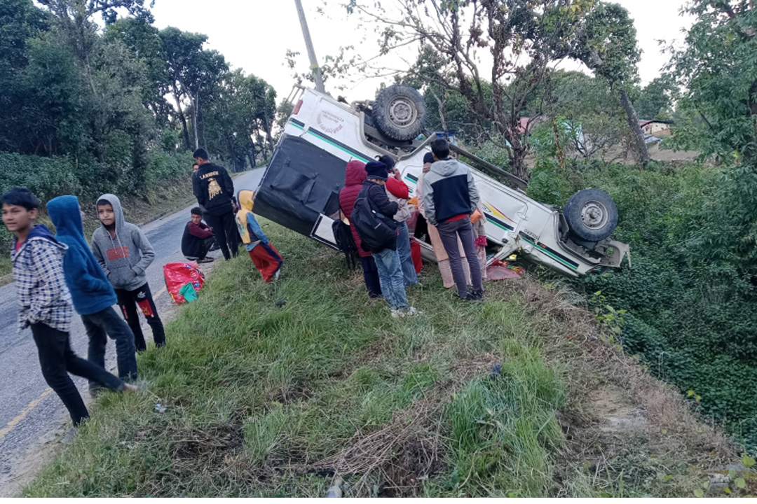 दार्चुलाबाट धनगढी जाँदै गरेको जिप बुढीतोलामा दुर्घटना, ५ जना घाइते